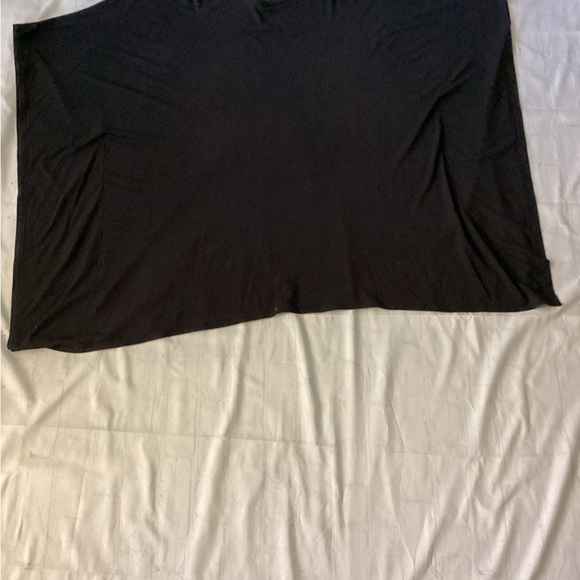 Elegant Black Shawl Top - Picture 5 of 7